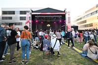 On 14 May 2022, Hochschule Düsseldorf – University of Applied Sciences (HSD) could finally celebrate its 50th anniversary – and the response exceeded everything all organisers had hoped for: Several thousand people came to celebrate during the day and well into the night, creating a unique atmosphere on campus and enjoying wonderful weather.